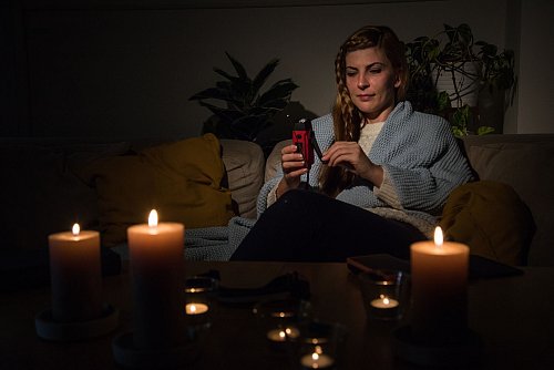 Über ein batteriebetriebenes Radio können Notfallinformationen empfangen werden. - © Christin Klose/dpa-tmn