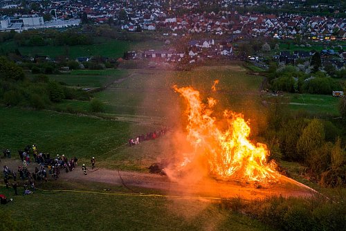 Beim Osterritual zur Begrüßung des Frühling gibt es auch ein Osterfeuer. - © Christoph Reichwein/dpa