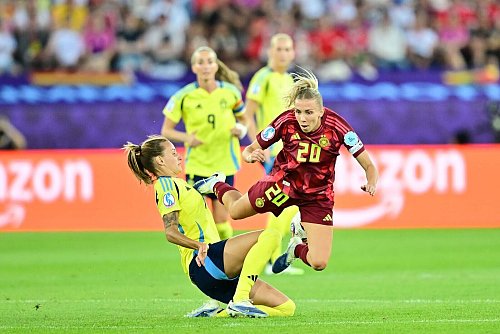 Sturzflug gegen Schweden: Elisa Senß (r.) und die deutschen Fußballerinnen - © Sebastian Christoph Gollnow/dpa