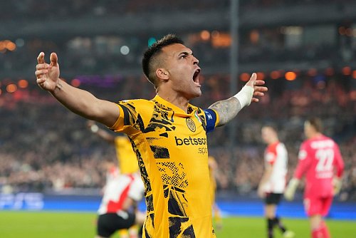 Inter-Kapitän und Torschütze Lautaro Martinez hatte mit seinen Teamkollegen in Rotterdam Grund zum Jubeln. - © Peter Dejong/AP/dpa