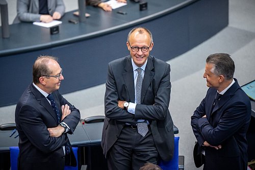 Unionsfraktionschef Friedrich Merz (CDU) schlägt jetzt testweise umfassende Zurückweisungen an den Grenzen vor. Dagegen haben vor allem Grüne und SPD europarechtliche Bedenken. - © Michael Kappeler/dpa