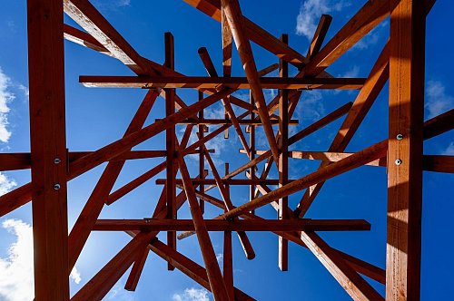 Internationale Kunst am «Purple Path»: Die 14 Meter hohe Holzskulptur des Konzeptkünstlers Olaf Holzapfel. (Archivbild) - © Hendrik Schmidt/dpa