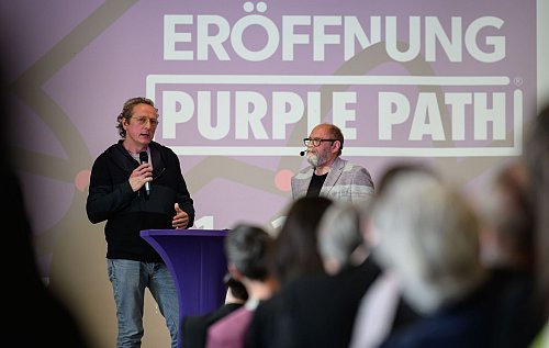 Festakt zur Eröffnung des «Purple Path»: Kurator Alexander Ochs im Gespräch mit dem Künstler Olaf Holzapfel. - © Hendrik Schmidt/dpa