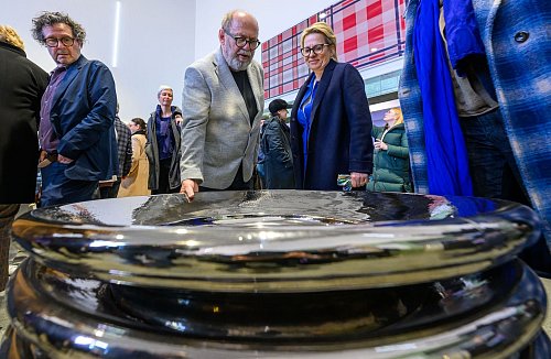 Kurator Alexander Ochs und Sachsens Kulturministerin Barbara Klepsch (CDU) bei der Eröffnung der Ausstellung «Verstrickungen» im Kunstbahnhof Flöha. - © Hendrik Schmidt/dpa