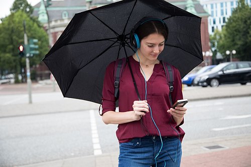 Wie geht\\\'s bloß weiter: Ein spannendes Hörbuch ist ein guter Begleiter für Spaziergänge. - © Christin Klose/dpa-tmn