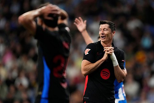 Einer der Titelmitgaranten für Hansi Flick: Ex-Bundesliga-Star Robert Lewandowski. - © Jose Breton/AP/dpa