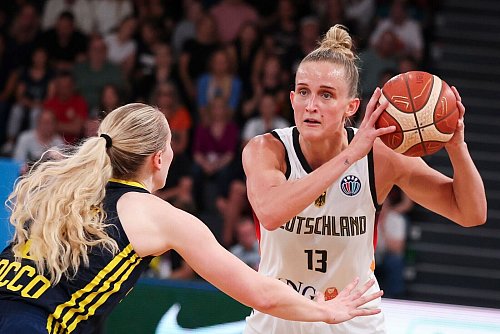 Leonie Fiebich und die deutschen Basketballerinnen feierten einen tollen EM-Start. - © Christian Charisius/dpa
