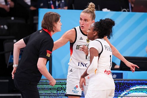 Leonie Fiebich (m) und Alexis Peterson (r) führten das deutsche Team an. - © Christian Charisius/dpa