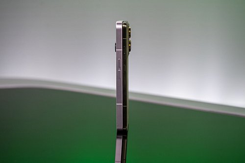 Vergleich: Das neue Motorola Edge 70 (rechts) neben dem Nothing Phone 3 (links). - © Nico Tapia/dpa-tmn