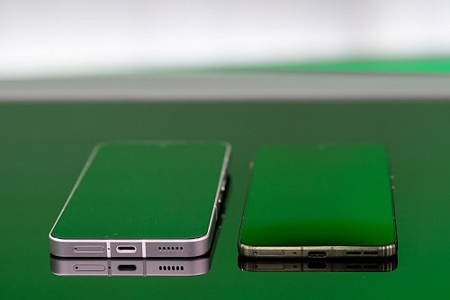 Trägt deutlich mehr auf: Das 9 Millimeter dicke Nothing Phone 3 (links) neben dem 5,9 Millimeter dicken Edge 70 (rechts). - © Nico Tapia/dpa-tmn