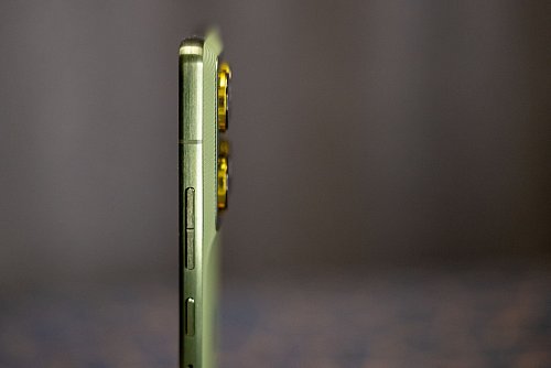 Mit seinem Alu-Rahmen und der griffigen Rückseite liegt das Edge 70 angenehm leicht in der Hand. - © Nico Tapia/dpa-tmn