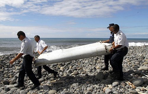 Bisher wurden nur ein paar Dutzend Wrackteile gefunden - nicht aber der Rumpf des Flugzeugs. (Archivbild) - © Raymond Wae Tion/MAXPPP/QUOTIDIEN DE LA REUNION/dpa