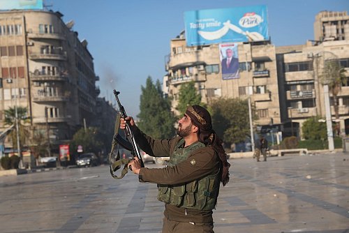 Rebellengruppen sind in die Millionenmetropole eingerückt. - © Ghaith Alsayed/AP/dpa