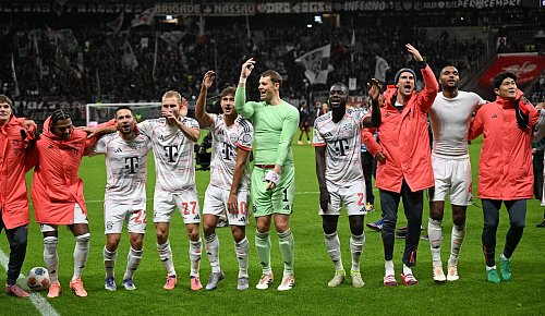 Die Bayern feierten bei Eintracht Frankfurt den nächsten dominanten Erfolg. - © Arne Dedert/dpa