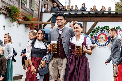 Bayerns Königstransfer Luis Díaz posierte nach seinem Gala-Auftritt in Frankfurt mit seiner Frau Geraldine Ponce (r) auf dem Oktoberfest. - © Matthias Balk/dpa