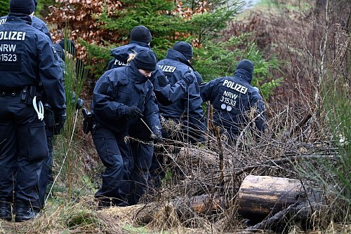 Das Mädchen wurde einige Kilometer entfernt von ihrem Zuhause in einem Waldstück an der Grenze zu NRW in Rheinland-Pfalz gefunden. (Archivbild) - © Roberto Pfeil/dpa