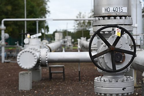 Grüner Wasserstoff aus Lingen soll über das noch aufzubauende Kernnetz bis ins sachsen-anhaltische Leuna fließen. (Archivbild) - © Lars Penning/dpa