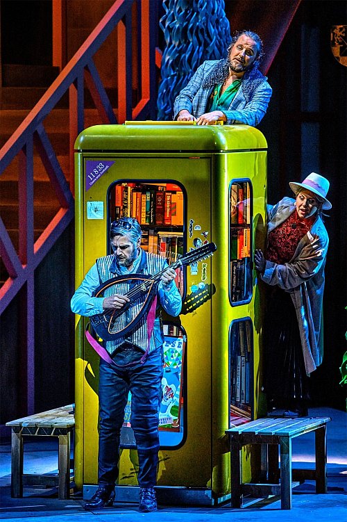 Eine alte Telefonzelle schafft es in Davids\\\' Inszenierung. - © Enrico Nawrath/Bayreuther Festspiele/dpa