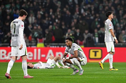 Von späten Gegentoren geschockt: Wolfsburg verliert auch in Bremen - auch den Trainer. - © Carmen Jaspersen/dpa