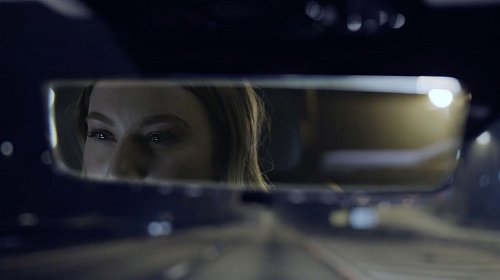 Abblenden bitte: Viele Innenspiegel verfügen mittlerweile über eine automatische Abblendfunktion. - © Gentex Corporation/dpa-tmn