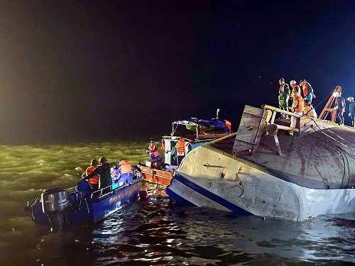 Das Schiff war bei Sturm und Gewitter gekentert. - © VNA/Handout via Xinhua/dpa
