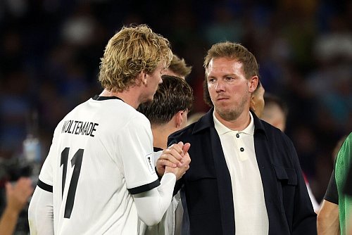 Gemeinsam zur WM 2026? Nick Woltemade (l.) und Bundestrainer Julian Nagelsmann. (Archivbild) - © Christian Charisius/dpa