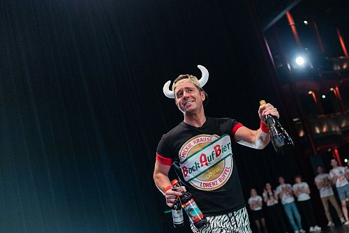 Markenbotschafter Lorenz Büffel brachte zur Pressekonferenz gleich mal etwas zu trinken mit. - © Rolf Vennenbernd/dpa