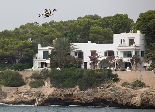 In Valencia werden diese Drohnen seit Jahren erfolgreich eingesetzt. (Foto Produktion) - © Clara Margais/dpa