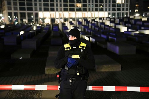 Die Polizei sichert den Tatort. - © Markus Schreiber/AP/dpa