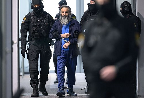 Der Angeklagte Taleb al-Abdulmohsen wird in den Gerichtssaal geführt. - © Hendrik Schmidt/dpa