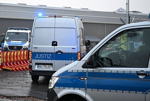 Der Attentäter vom Magdeburger Weihnachtsmarkt kommt am temporären Gerichtsgebäudes an. - © Hendrik Schmidt/dpa