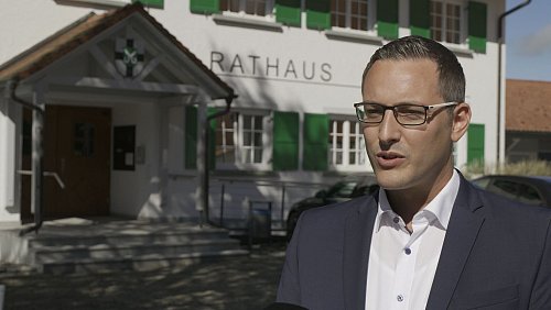 Dutzende Störche im Ortsteil Mindersdorf machen dem Bürgermeister zu schaffen (Archivbild). - © David Pichler/dpa