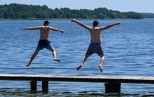 Ferienzeit für alle Kinder in Deutschland – doch für einige Schüler geht das Büffeln bald wieder los. (Archivbild) - © Patrick Pleul/dpa