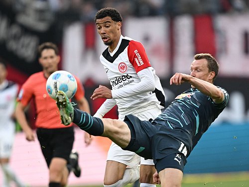 Frankfurts Hugo Ekitiké (l) erzielte das zwischenzeitliche 3:0 gegen RB Leipzig. - © Arne Dedert/dpa