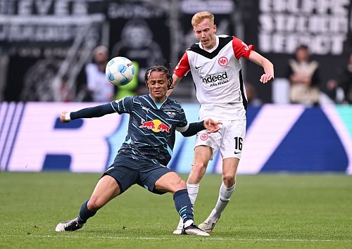 RB Leipzig um Xavi Simons (l) legte gegen Eintracht Frankfurt mit Hugo Larsson einen enttäuschenden Auftritt hin. - © Arne Dedert/dpa