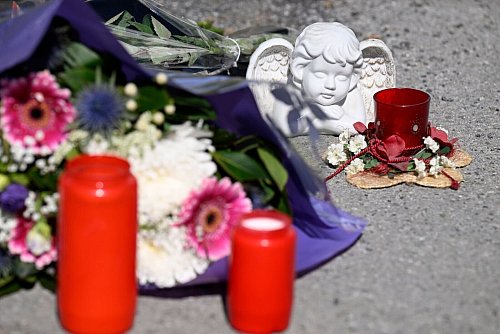 Auch ein Porzellanengelchen und Kerzen sind abgelegt worden: Auf dem Spielplatz nebenan erlitt ein 14-Jähriger tödliche Verletzungen bei einem Messerangriff. - © Roberto Pfeil/dpa