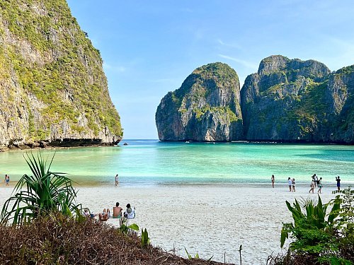 Die Maya Bay gilt als einer der schönsten Strände der Welt. (Archivbild) - © Carola Frentzen/dpa