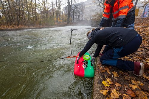 Mitarbeiter der Helmut-Schmidt-Universität aus Hamburg, Fachrichtung Wasserbau, vermessen mit speziellen Geräten den Strömungsverlauf und den Untergrund der Eisbachwelle im Englischen Garten. - © Peter Kneffel/dpa