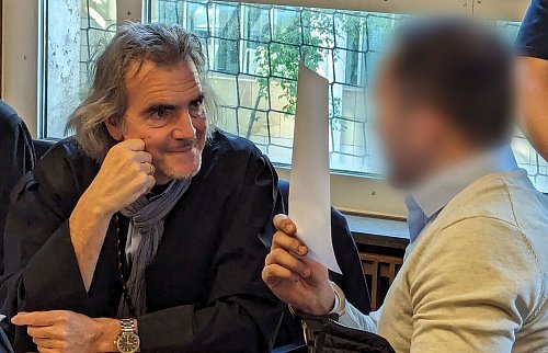 In Stuttgart standen 2024 insgesamt drei Brüder wegen Hunderter gefälschter Sprach- und Einbürgerungstests vor Gericht. Der erste Prozess betraf zwei Brüder. Der dritte Bruder hatte sich zunächst ins Ausland abgesetzt und wurde vom Landgericht Stuttgart später verurteilt. (Archivfoto) - © Martin Oversohl/dpa