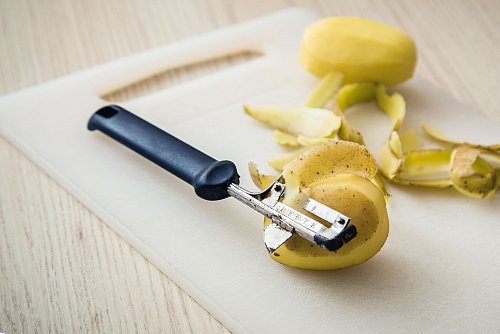 Nachhaltigkeit in der Küche: Nach dem Schälen landen die Kartoffelschalen nicht gleich im Müll, sondern werden zum Putzen verwendet. - © Christin Klose/dpa-tmn