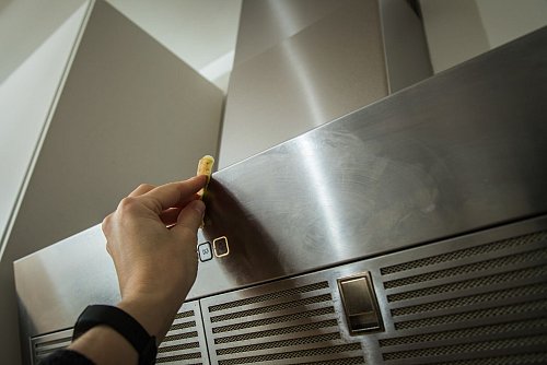 Schritt 1: Mit der inneren Seite der Kartoffelschalen die Edelstahloberflächen abreiben. - © Christin Klose/dpa-tmn