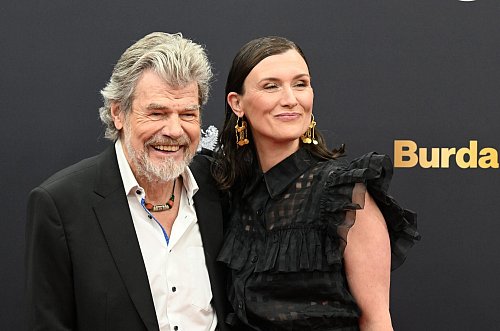 Reinhold Messner und seine Frau Diane sind auch Gäste beim Bambi. - © Felix Hörhager/dpa