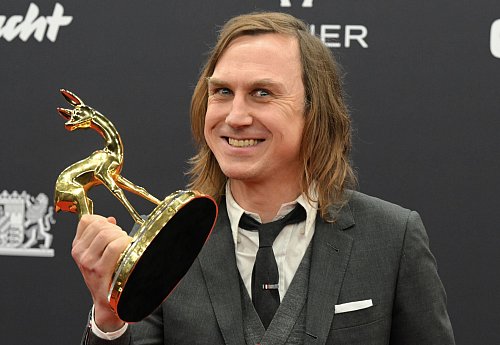 Lars Eidinger mit Bambi - er gewinnt in der Sparte Schauspieler national. - © Felix Hörhager/dpa