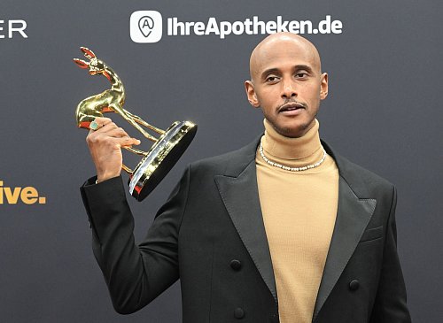 Teddy Teclebrhan gewinnt einen Bambi. - © Felix Hörhager/dpa