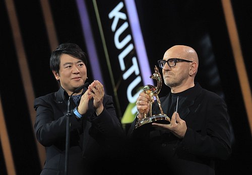 Lang Lang applaudiert für Sven Väth. - © Karl-Josef Hildenbrand/dpa