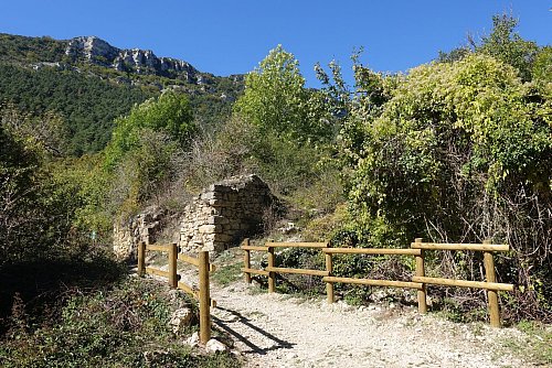 Im baskischen Naturpark Valderejo liegt das Geisterdorf Ribera. - © Andreas Drouve/dpa-tmn
