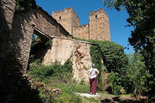 Angekommen am Ende eines verschlungenen Pfades: Burgruinen in Ruesta. - © Andreas Drouve/dpa-tmn