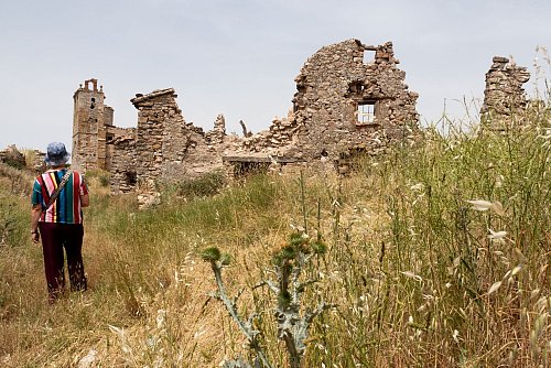 Ruinen der Dorfkirche: Peñalcázar liegt einsam in der Bergwelt der Provinz Soria. - © Andreas Drouve/dpa-tmn
