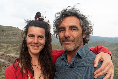 Neubürger in San Vicente de Munilla: das spanisch-deutsche Paar Alberto Varela Lasuen und Jana Knorrenschild, er Bildhauer, sie Hebamme für Hausgeburten. - © Andreas Drouve/dpa-tmn