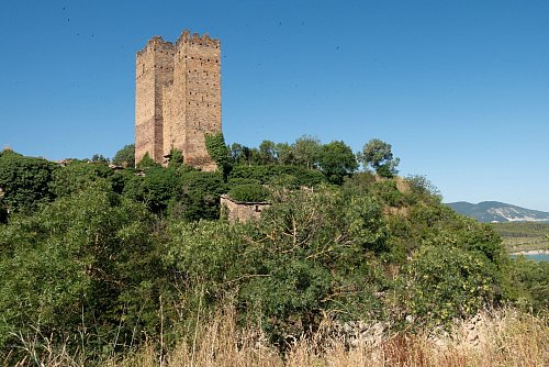 Erkennungsmerkmal für Wanderer: der Doppelturm der Burgruine von Ruesta. - © Andreas Drouve/dpa-tmn